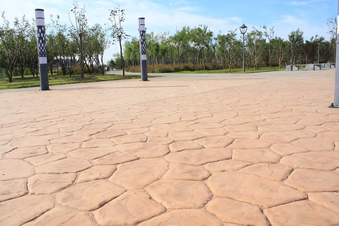 Zona de reposo de una universidad con pavimento de hormigón estampado.